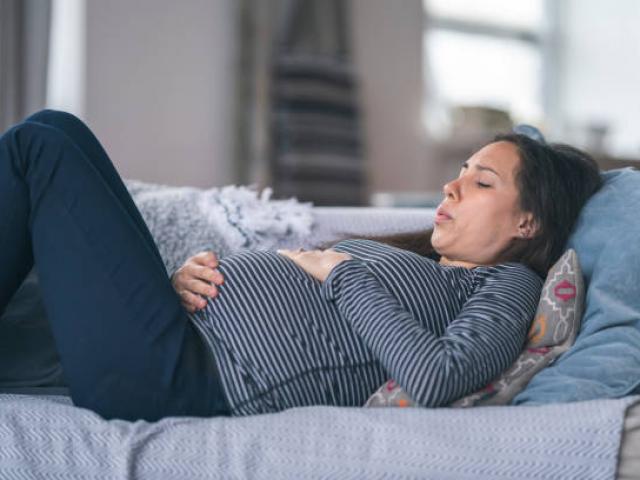 Quand consulter un ostéopathe pendant la grossesse : les signes à prendre en compte